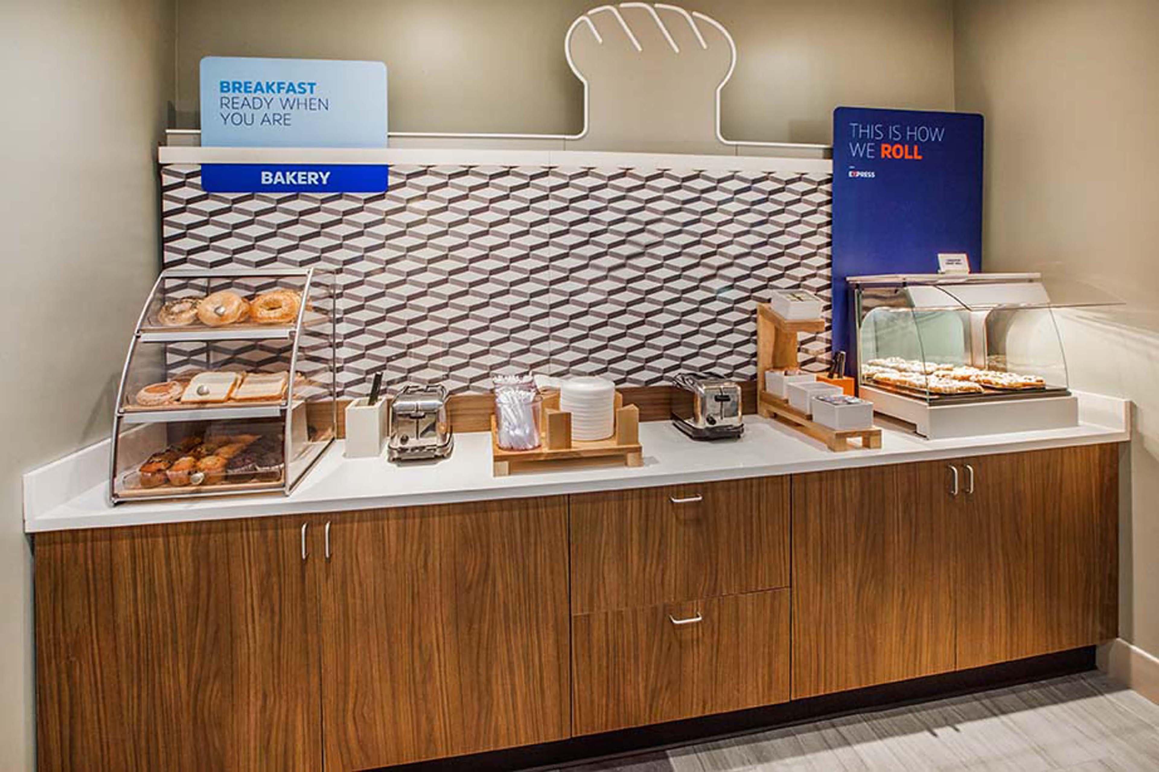 Holiday Inn Express And Suites Madison Central By Ihg Ngoại thất bức ảnh