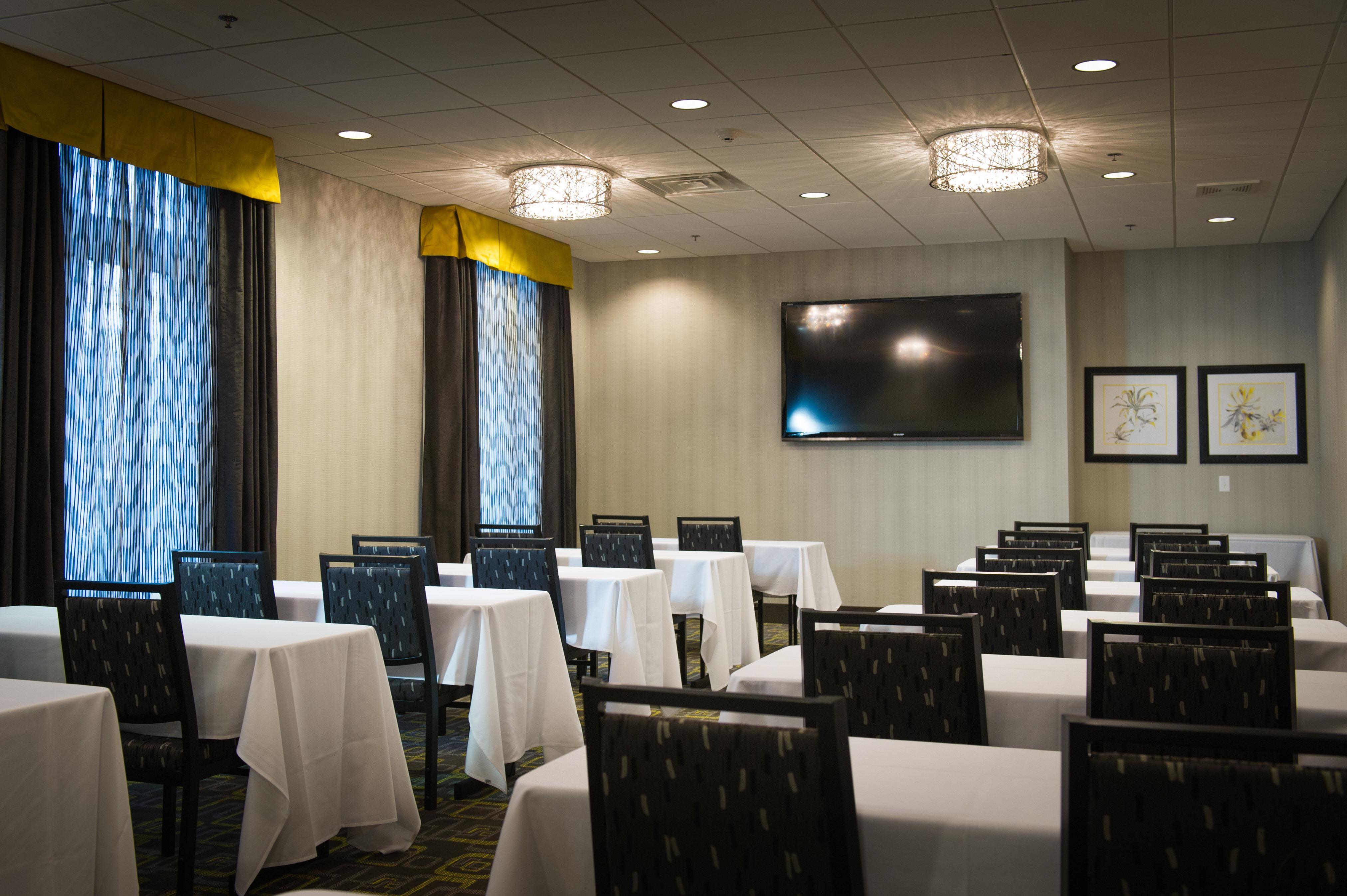 Holiday Inn Express And Suites Madison Central By Ihg Ngoại thất bức ảnh